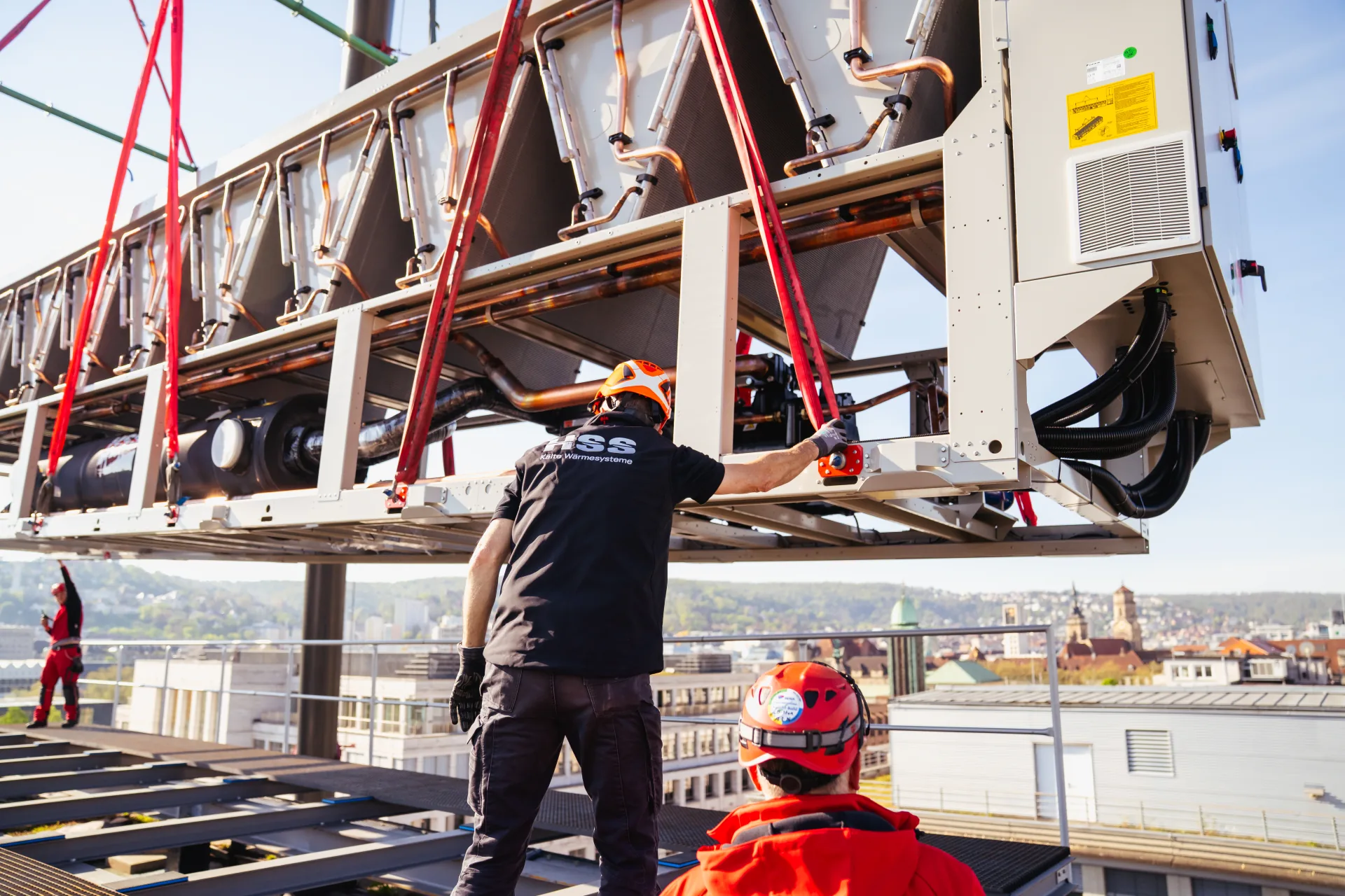 HSS-Monteur sichert den Freikühler bei der Dachmontage in Stuttgart